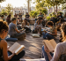Personas leen sus propios libros en un espacio compartido, una tendencia que transforma la lectura individual en una experiencia colectiva.
