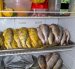 Las corvinas apiladas en el interior de un refrigerador en la cocina del restaurante.