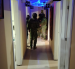 Agentes policiales inspeccionan el interior del night club en Cuenca, donde se halló una caleta con dinero oculto.