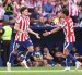 El delantero del Atlético de Madrid Guiuliano Simeone (d) saluda a Julián Álvarez al entrar en el terreno de juego, durante el partido de LaLiga ante Villarreal CF.