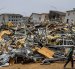 Una persona frente a escombros de viviendas afectadas por los terremotos del 24 de junio en Catia La Mar (Venezuela).