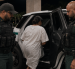 Referencial.Agentes escoltan a una ecuatoriana detenida por ICE en Florida.