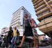 Ciudadanos caminan por la intersección de las calles Lorenzo de Garaycoa y Clemente Ballén, en el centro de Guayaquil, rodeados por edificios.
