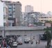 Un flujo importante de personas transitan a diario por debajo de edificios en la Bahía de Guayaquil.