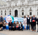 El ministro del Deporte de Chile, Francisco Riveros (d), juega fútbol con deportistas con discapacidad intelectual durante la ceremonia.