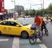 El deterioro vial y la invasión de ciclovías por vehículos obligan a ciclistas de Quito a compartir espacios con automóviles.