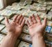 L honorabilidad ha dejado de ser una virtud o un referente a seguir, abundan pillos que hablan de honestidad  para que otros pillos no les hagan competencia.