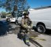 Un bombero pasa junto a un auto quemado, presuntamente incendiado por grupos del crimen organizado, en respuesta a una operación en Jalisco para arrestar a Nemesio Oseguera, líder del violento Cártel Jalisco Nueva Generación, en Tijuana, estado de Baja California.