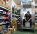 Taichi Konishi, empleado de Konoe, descansa en una cabina de refrigeración para trabajadores, también conocida como "nevera humana", en el almacén de la empresa, en un día caluroso en Higashiosaka, prefectura de Osaka.