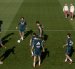 El técnico del Real Madrid, José Mourinho (detrás,d), durante el entrenamiento.