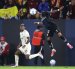 Aron Rodriguez (d) de Independiente cabecea un balón, en el partido de vuelta de los octavos de final de la Copa Libertadores  ante Deportes Tolima en el estadio Banco Guayaquil.