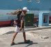 Un hombre carga un cocodrilo en Guayaquil.
