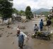Campesinos avanzan entre el lodo en Trishuli, en el distrito nepalí de Nuwakot, tras una riada repentina.