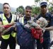 Una anciana fue rescatada de una residencia de ancianos en Devighat tras una inundación repentina en Trishuli Bazar, distrito de Nuwakot, Nepal, el 26 de agosto de 2026.
