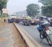 Un tráiler intentó realizar un giro en el primer retorno de la vía a la costa la mañana de este miércoles 26 de agosto.