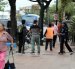 En Urdesa se pueden encontrar personas cuidan carros junto a los parquímetros.