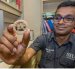 Lahiru Jayakody, líder del proyecto, mostrando una de las galletas.
