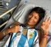 Elena Valle sostiene la camiseta de Argentina en su recuperación, acompañada por el mensaje de apoyo de Xuxa.