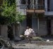 Los supervivientes de las inundaciones regresan a sus hogares tras una crecida repentina en la aldea de Devighat, distrito de Nuwakot, Nepal, el 27 de agosto de 2026.