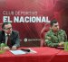 El interventor de El Nacional, Juan Manuel Aguirre (i), y el coordinador general del club, Francisco Reyes, dieron a conocer las novedades del equipo.