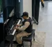 Con su uniforme de trabajo, el guardia de la UEES interpretó ‘Photograph’, de Ed Sheeran, y sorprendió a quienes presenciaron el momento.