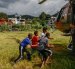 Rescate de personas con un helicóptero del Ejército de Nepal en la aldea de Hatigauda, ​​distrito de Nuwakot, tras la masiva riada.