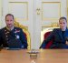El nuevo rey de Noruega, Haakon VIII (i), junto a la princesa heredera Ingrid Alexandra (i), durante un consejo de ministros extraordinario en el Palacio Real de Oslo, Noruega.