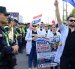 Un grupo de médicos participa en una manifestación en la que exigen dotación en los hospitales y mejores condiciones laborales este viernes, en Cambyretá (Paraguay).
