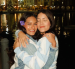 Referencial.Grace Calero abraza a su hija tras regresar a Guayaquil.