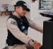 Billy Asencio, guardia de seguridad, toca piano en el Onco Center de la UEES.