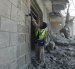 Voluntarios trabajan para preservar el patrimonio de la mezquita Abu Salim de Deir al Balah (centro de Gaza) que Israel atacó.