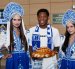 Con el tradicional karavái en sus manos, Gonzalo Plata vivió su primera bienvenida como jugador del Dinamo Moscú.