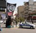 Una mujer iraní camina con sus bolsas de la compra junto a una pancarta antiestadounidense, en Teherán, Irán, el 25 de agosto de 2026.