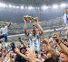 DICIEMBRE (10/10).- Lionel Messi (c) alza el trofeo del campeones del Mundial de Qatar 2022 después de que Argentina se impusiera a Francia en la final celebrada en el Lusail stadium, el 18 de diciembre. EFE/Tolga Bozoglu
