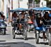 Personas se transportan en bicitaxis el 26 de agosto de 2026 en La Habana (Cuba).