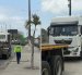 Agentes de tránsito emitieron multas a conductores de vehículos pesados en el sur de Guayaquil.