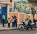 Imagen generada con IA, para simbolizar presencia policial en alrededores de colegios por entrada a clases en Quito.