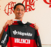 Anthony Valencia posa con la camiseta del Flamengo tras ser anunciado como nuevo refuerzo del club brasileño.