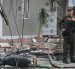 Un policía vigila el área donde ocurrió la detonación de un vehículo cargado con explosivos este martes en Los Patios (Colombia).