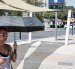 Una mujer se protege con un paraguas del intenso sol el 19 de agosto de 2026 en la plaza América de Valencia.