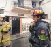 Un incendio en un departamento de una vivienda de construcción mixta movilizó a 80 bomberos en el centro de Guayaquil. Los equipos abrieron parte del techo para acceder al foco y controlar las llamas.