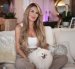 Ninel Conde junto a su mascota Bella, una perrita de raza Pomerania.
