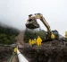 Petroecuador ejecuta la estabilización de taludes y obras de mitigación, como muros de contención, gaviones, bermas y sistemas de drenaje.