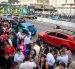 Empleados de oficina permanecen fuera de los edificios tras la evacuación provocada por el fuerte terremoto que sacudió la Ciudad de Guatemala el 8 de julio de 2025.