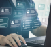 Interfaces digitales y gestión de datos bajo estricta normativa de privacidad en Ecuador.