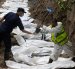 Agentes de la policía nepalí realizan un entierro masivo de víctimas de las inundaciones que golpearon el norte de Nepal.