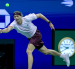 El alemán Alexander Zverev devuelve una bola en su partido ante el italiano Lorenzo Sonego del Abierto de Estados Unidos.
