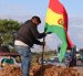 Una persona sostiene una bandera durante el bloqueo de una carretera este miércoles, en Santa Cruz (Bolivia).