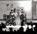 Ariana Grande durante un concierto, en plena interpretación frente a sus seguidores.