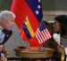 Delcy Rodríguez (d), habla con el secretario de Energía de Estados Unidos, Chris Wright, el 2 de septiembre de 2026, en Caracas (Venezuela).